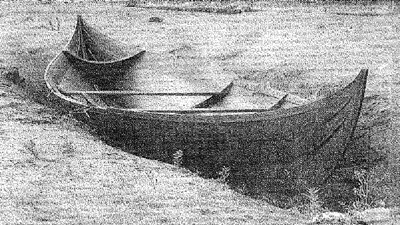 Dette er en rekonstruksjon av en båt som ble funnet under utgravingen av Gokstadskipet plassert der en av båtgravene på Gulli i Vestfold ble gravd ut. Det er trolig en lignende båt som er satt ned i jorda på Bjørnstad. Foto: E 18- prosjektet, Kulturhistorisk museum