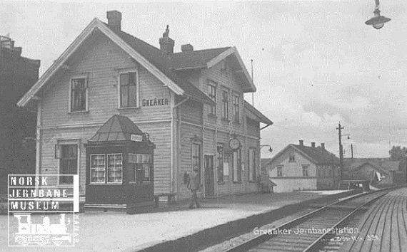 Greåker Jernbanestasjon etter 1921. I 1921 endret stasjonen navn fra Greaaker til Greåker. Kilde. Norsk Jernbanemuseum