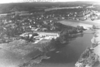 Flyfoto over Hafslundsøya med skolen midt i bildet