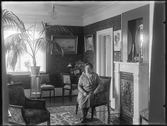 Interiøret i bestyrerbolig på Kalnes med statsministerkone Ingrid Kolstad i 1932. Foto: Christian Emil Larsen