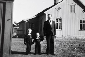 Lærer Røynesdal utenfor Jelsnes skole påske 1946