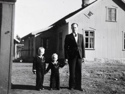 Lærer Røynesdal utenfor Jelsnes skole påske 1946