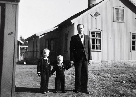 Lærer Røynesdal utenfor Jelsnes skole påske 1946