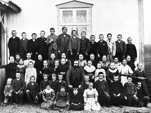 Jelsnes skole i 1895-1896. Lærer Edvard Strand og lærerinne Tilla Strand blant elevene. Foto: ukjent.
