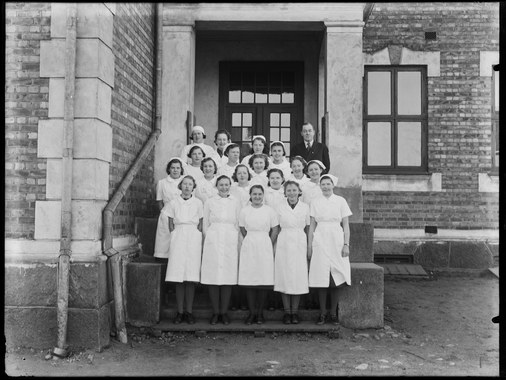 Lande Fortsettelsesskole i 1930 med skoleinspektør Arne Braadland. Foto: Christian Emil Larsen.