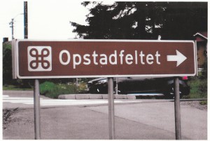 Opstadfelt_veiskiltSveinBarfelt