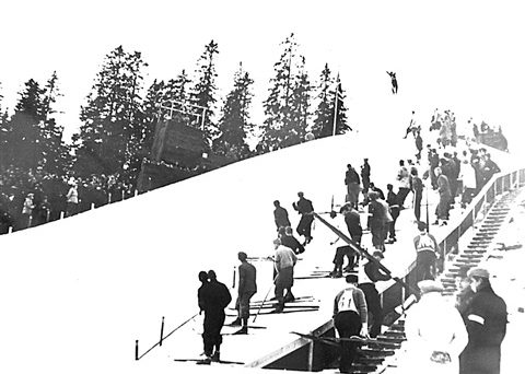 Hopprenn i Strømnesbakken i Øvre Tune i 1928. Roger Ruud i svevet