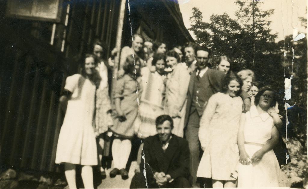 Hygga eller Tingstad. Samling utenfor lokalet i 1928 Hygga eller Tingstad. Samling utenfor lokalet i 1928