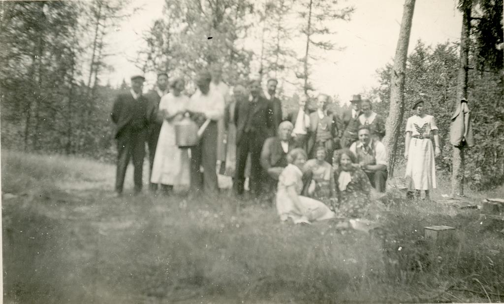 Hygga eller Tingstad. Samling utenfor lokalet i 1928 Hygga eller Tingstad. Samling utenfor lokalet i 1928