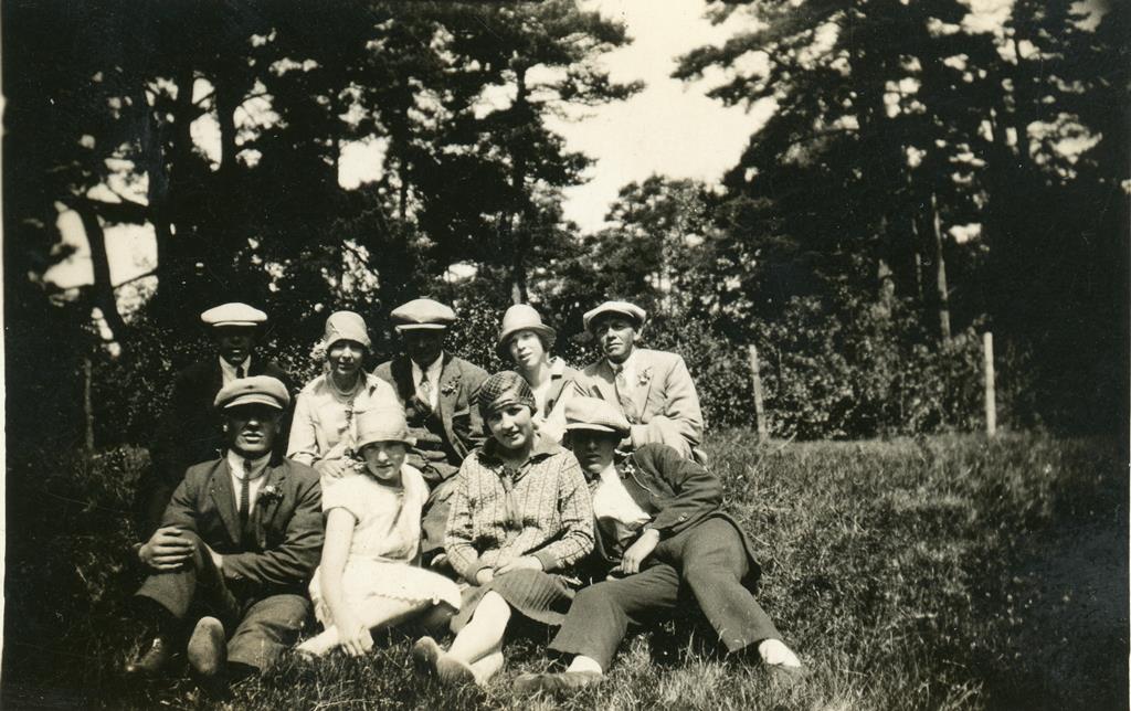 Hygga eller Tingstad. Samling utenfor lokalet i 1928 Hygga eller Tingstad. Samling utenfor lokalet i 1928