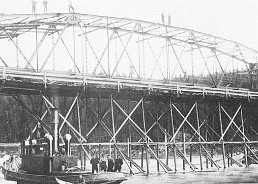 Gamle Trøsken bru under oppføring i 1912