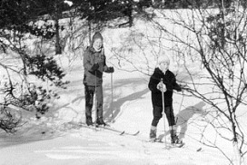 Anne Kristine og Jon Magne Aagaard på skitur på Hannestas i 1969.