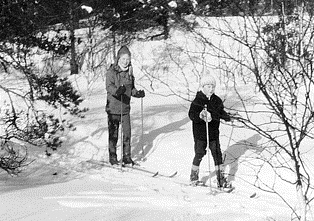 Anne Kristine og Jon Magne Aagaard på skitur på Hannestas i 1969.