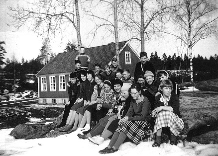 Holleby skole med elever i 1960