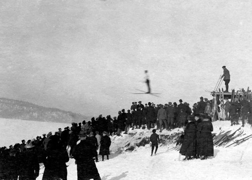 Hopprenn i Hæljebakken på Råkil i 1921