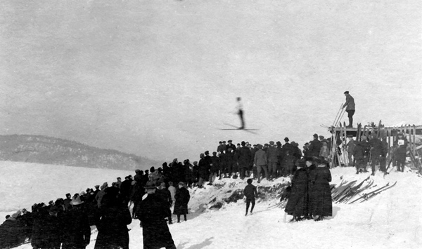 Hopprenn i Hæljebakken på Råkil i 1921