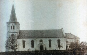 Bildet er tatt i 1900 og viser kirken fra syd.