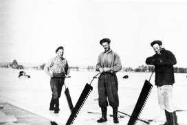 Isskjæring på tunevannet i 1946. Fra venstre Arne Glomvik, Andre Skjelle og Arne Brevik