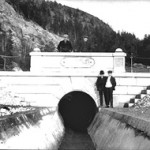 Utløpet av tømmertunnelen I Eidet i 1930.