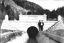 Utløpet av tømmertunnelen I Eidet i 1930.