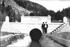 Utløpet av tømmertunnelen I Eidet i 1930.