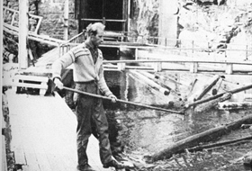 Tømmertunnelens innslag ved Isnesfjorden. Ragnar Johansen i arbeid i 1975